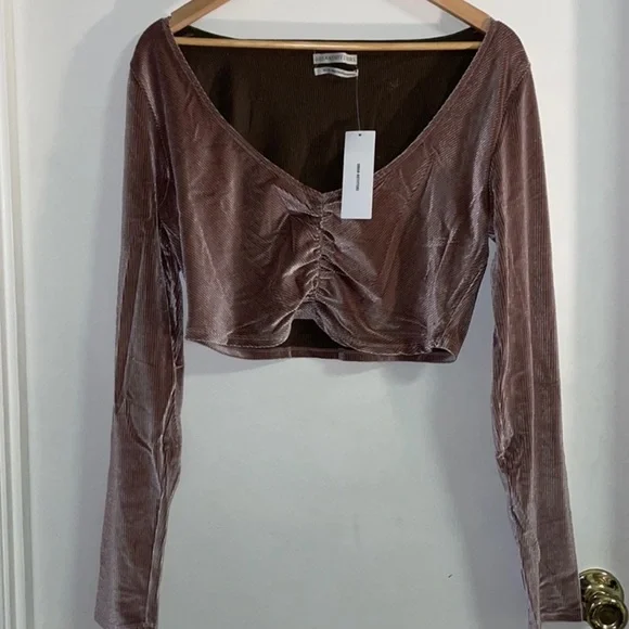 🛼 {PRICE FIRM} UO Ruched Ribbed Cropped Top - Picture 2 of 6